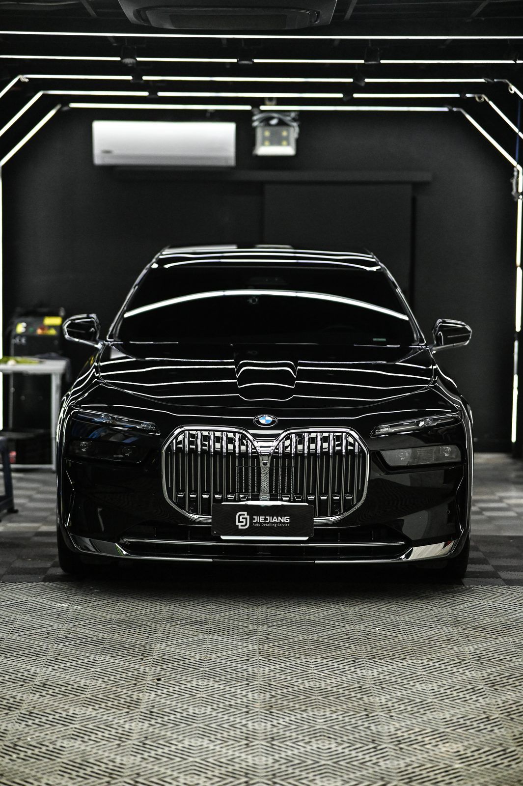 BMW 7 Series 拋光與鍍膜完工與細節實拍 第 1 張（共 7 張）——捷匠北投店施工實錄