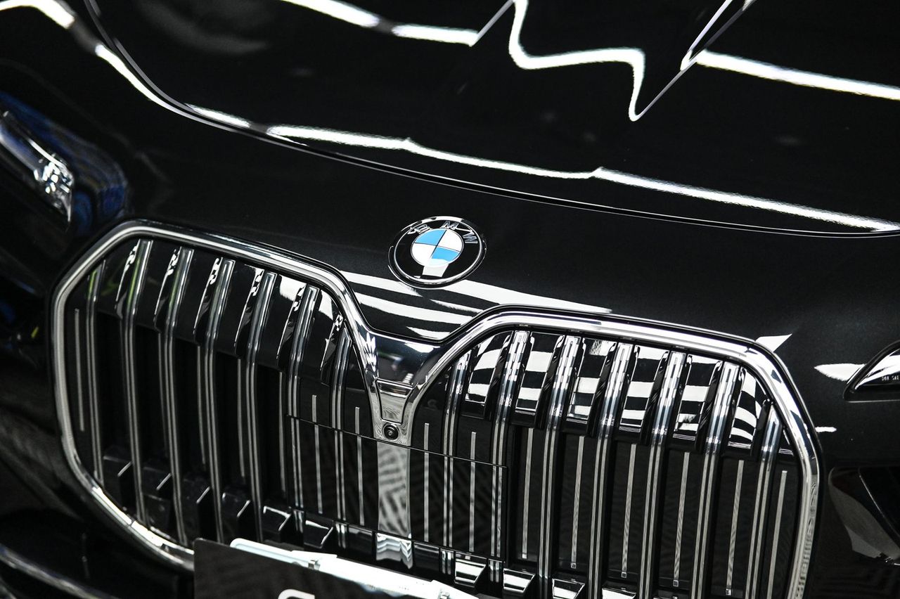 BMW 7 Series 拋光與鍍膜完工與細節實拍 第 2 張（共 7 張）——捷匠北投店施工實錄