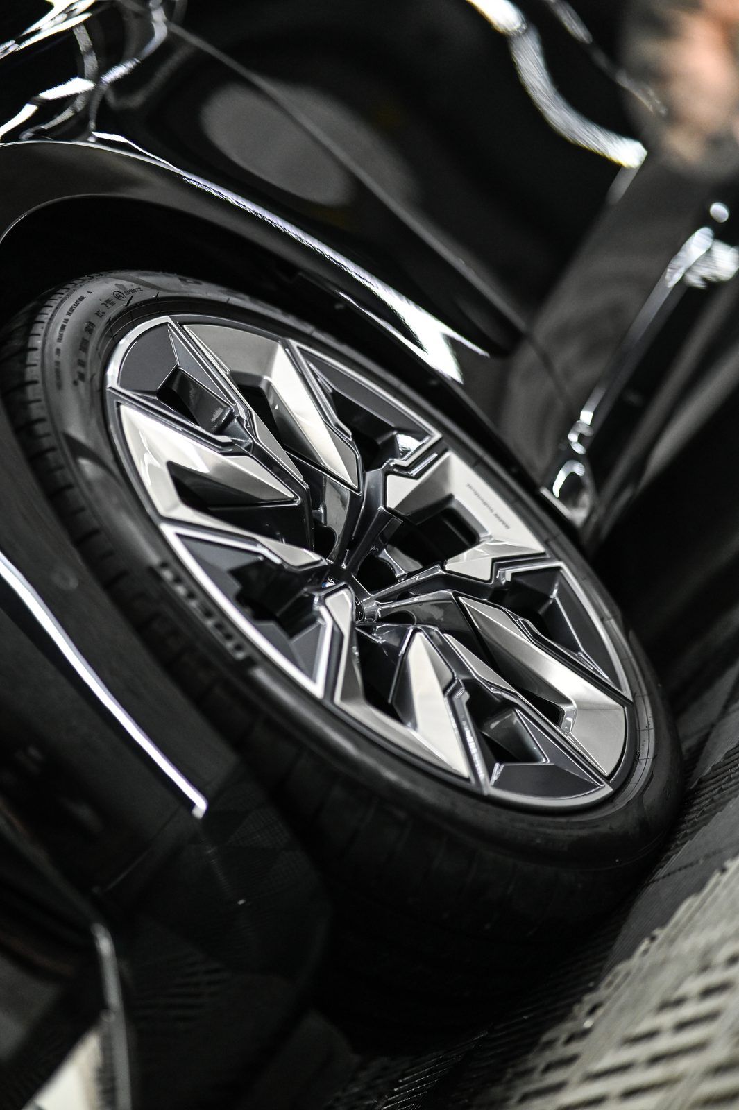 BMW 7 Series 拋光與鍍膜完工與細節實拍 第 5 張（共 7 張）——捷匠北投店施工實錄