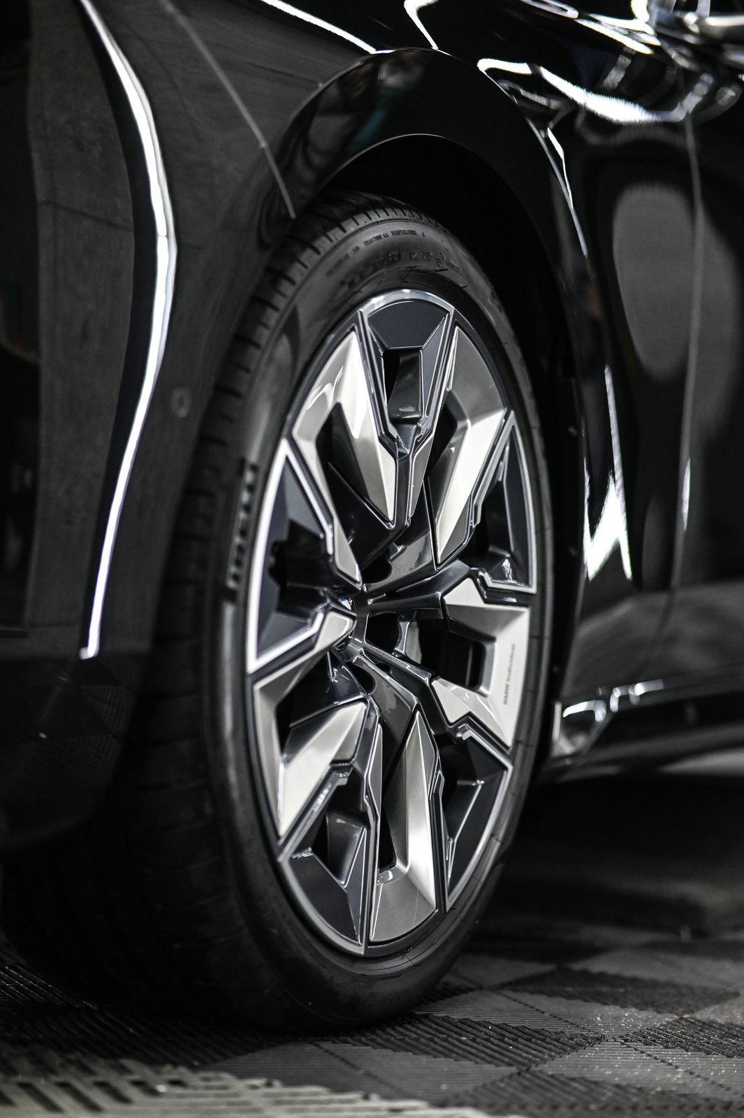 BMW 7 Series 拋光與鍍膜完工與細節實拍 第 6 張（共 7 張）——捷匠北投店施工實錄
