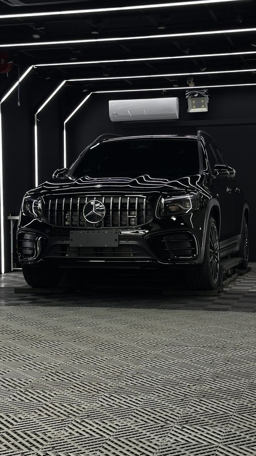 Mercedes-Benz GLB 漆面鍍膜完工與細節實拍 第 2 張（共 7 張）——捷匠北投店施工實錄