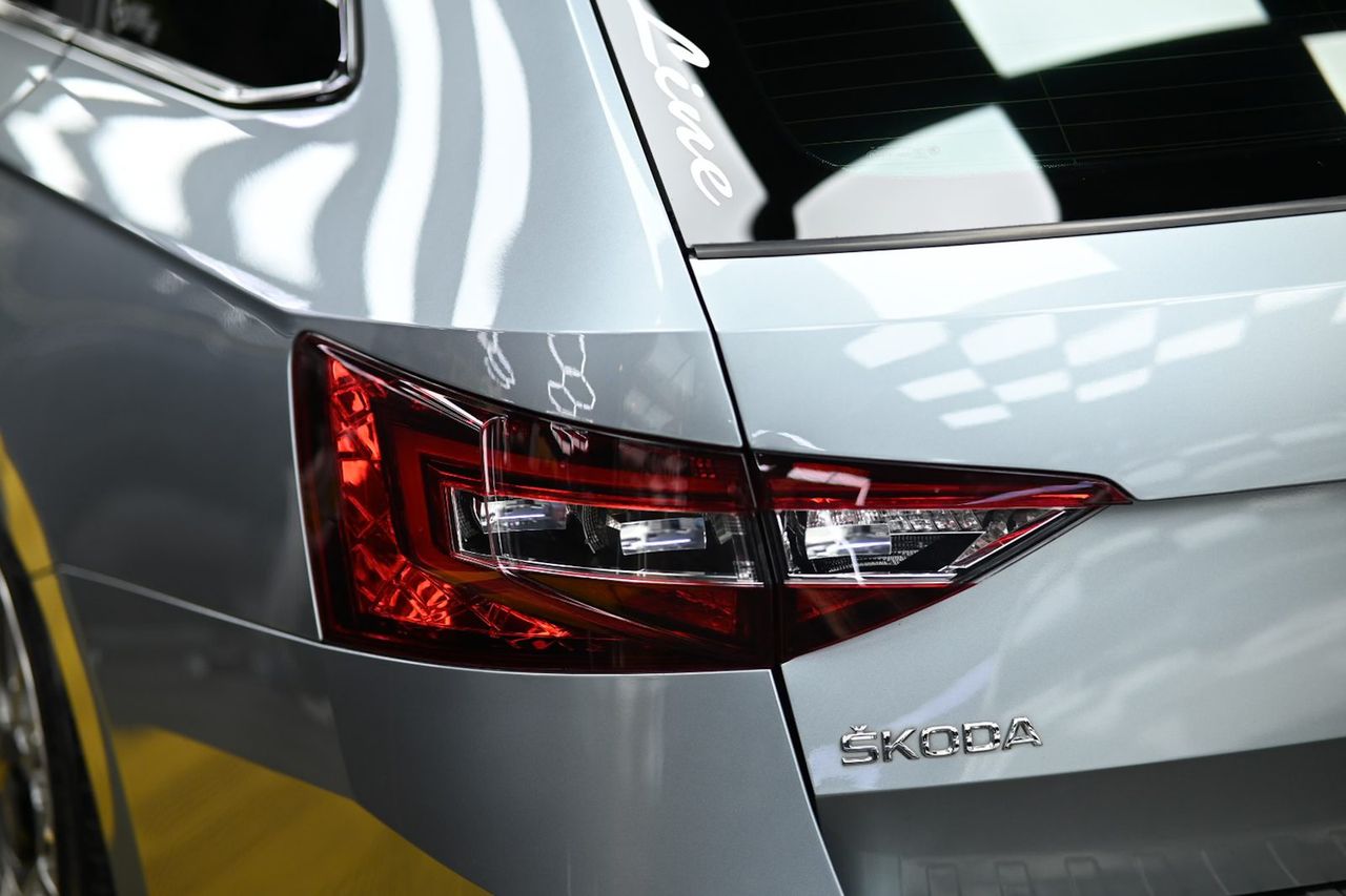 Skoda Superb 漆面鍍膜完工與細節實拍 第 3 張（共 4 張）——捷匠淡水旗艦店施工實錄