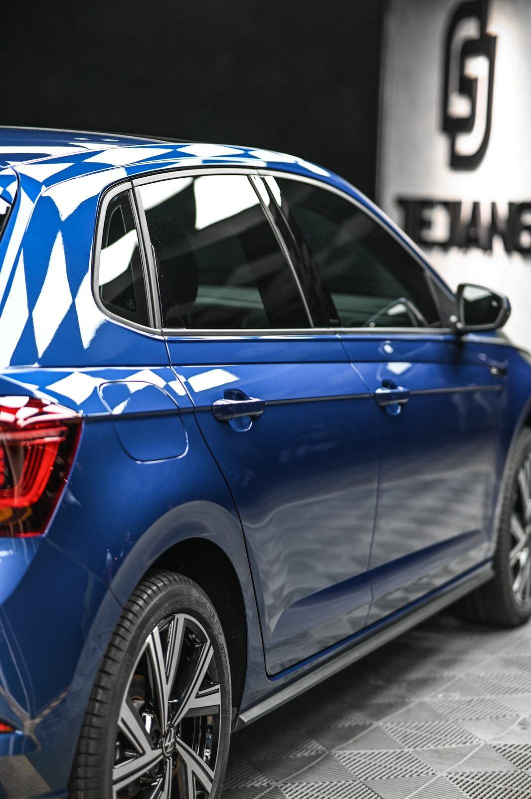 VW Polo 漆面鍍膜完工與細節實拍 第 2 張（共 7 張）——捷匠淡水旗艦店施工實錄