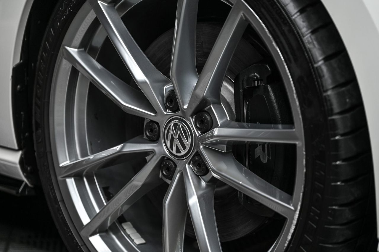 VW Golf R 漆面鍍膜完工與細節實拍 第 2 張（共 7 張）——捷匠淡水旗艦店施工實錄