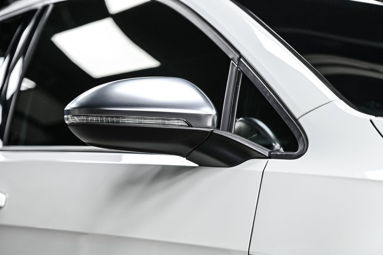 VW Golf R 漆面鍍膜完工與細節實拍 第 4 張（共 7 張）——捷匠淡水旗艦店施工實錄