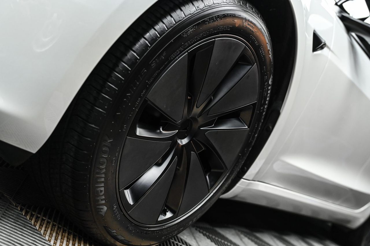 Tesla Model 3 拋光與漆面修復、全車犀牛皮完工與細節實拍 第 3 張（共 7 張）——捷匠淡水旗艦店施工實錄
