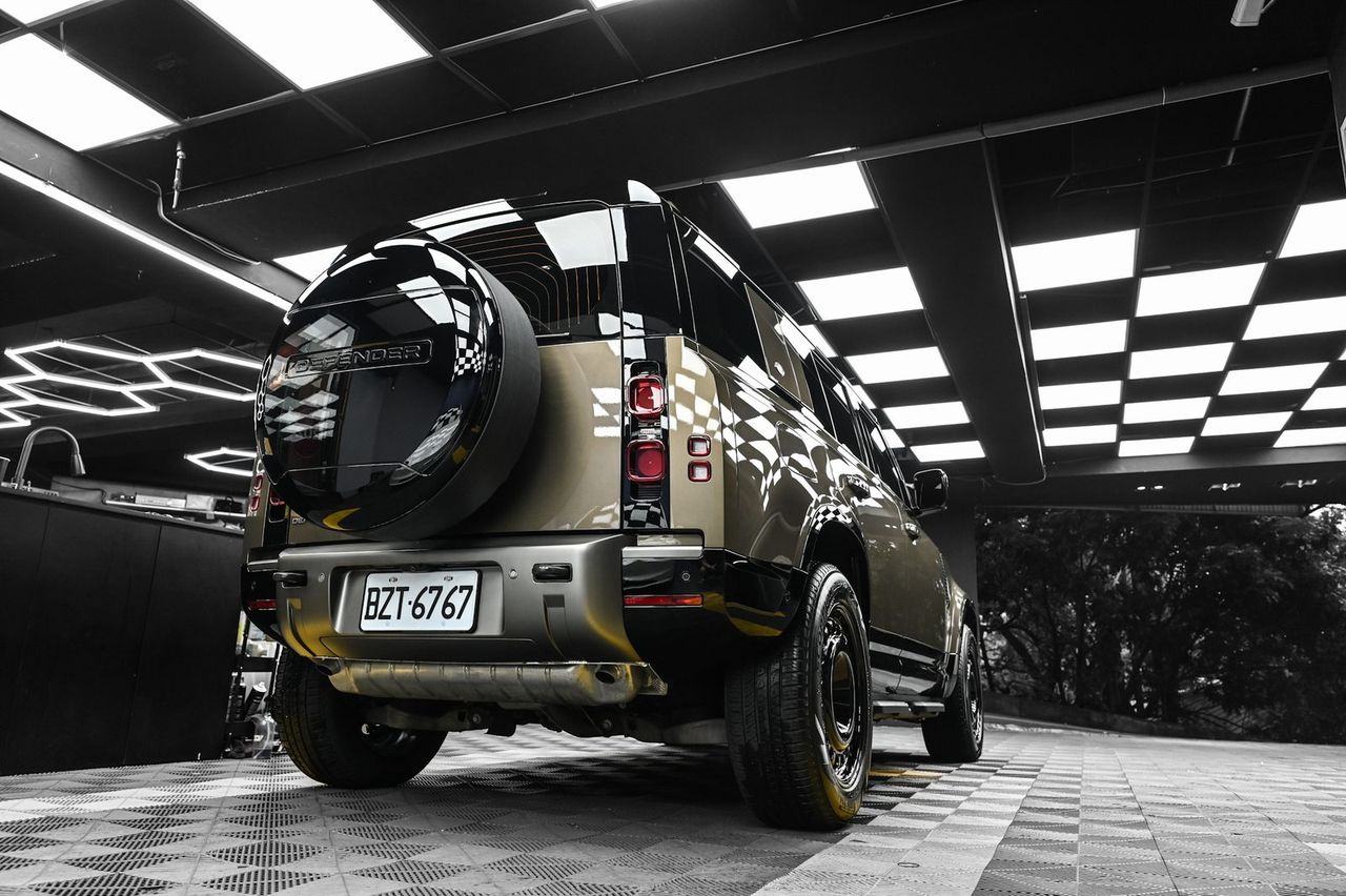 Land Rover Defender 拋光與漆面修復、全車犀牛皮完工與細節實拍 第 1 張（共 7 張）——捷匠淡水旗艦店施工實錄
