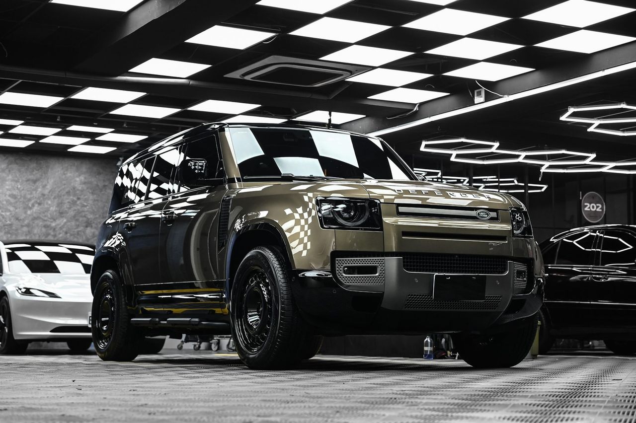 Land Rover Defender 拋光與漆面修復、全車犀牛皮完工與細節實拍 第 2 張（共 7 張）——捷匠淡水旗艦店施工實錄