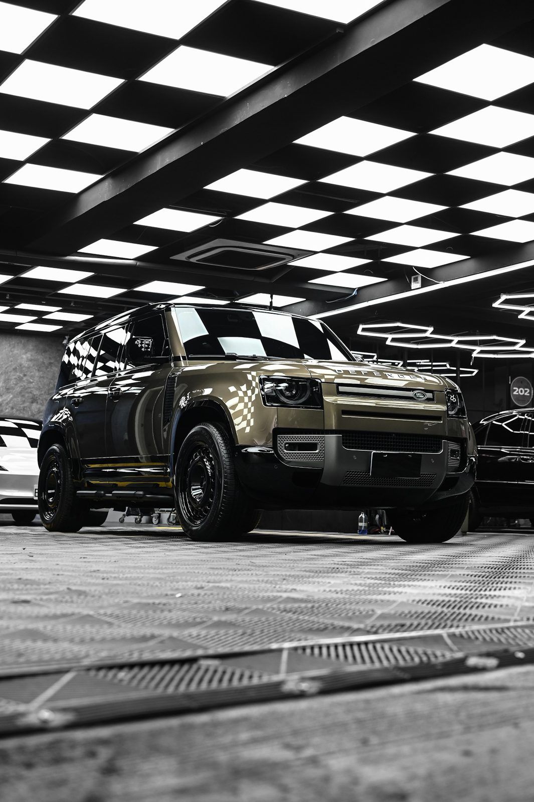 Land Rover Defender 拋光與漆面修復、全車犀牛皮完工與細節實拍 第 3 張（共 7 張）——捷匠淡水旗艦店施工實錄