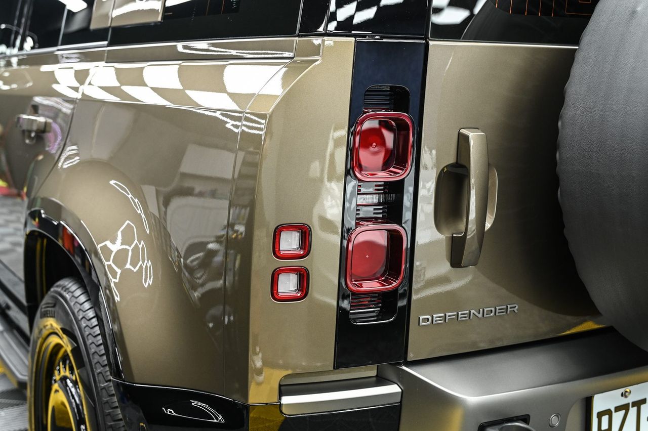 Land Rover Defender 拋光與漆面修復、全車犀牛皮完工與細節實拍 第 4 張（共 7 張）——捷匠淡水旗艦店施工實錄