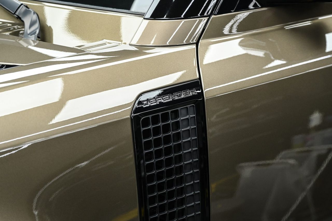 Land Rover Defender 拋光與漆面修復、全車犀牛皮完工與細節實拍 第 7 張（共 7 張）——捷匠淡水旗艦店施工實錄