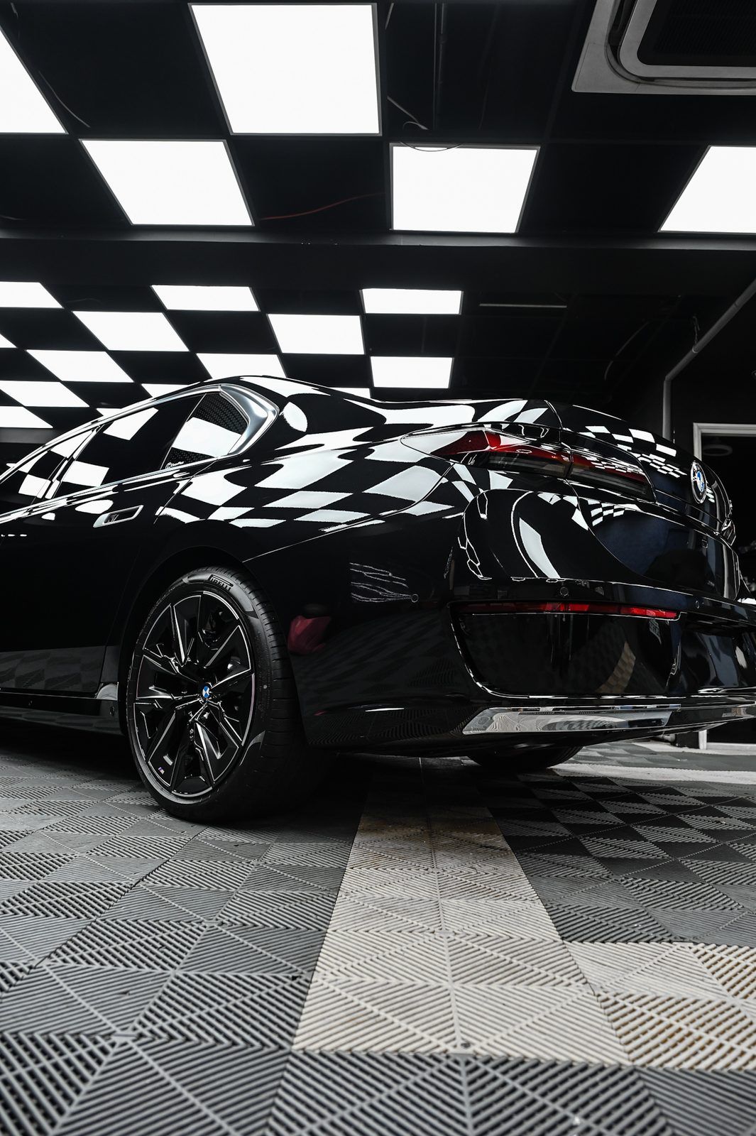 BMW 740i 拋光與鍍膜完工與細節實拍 第 1 張（共 7 張）——捷匠施工實錄
