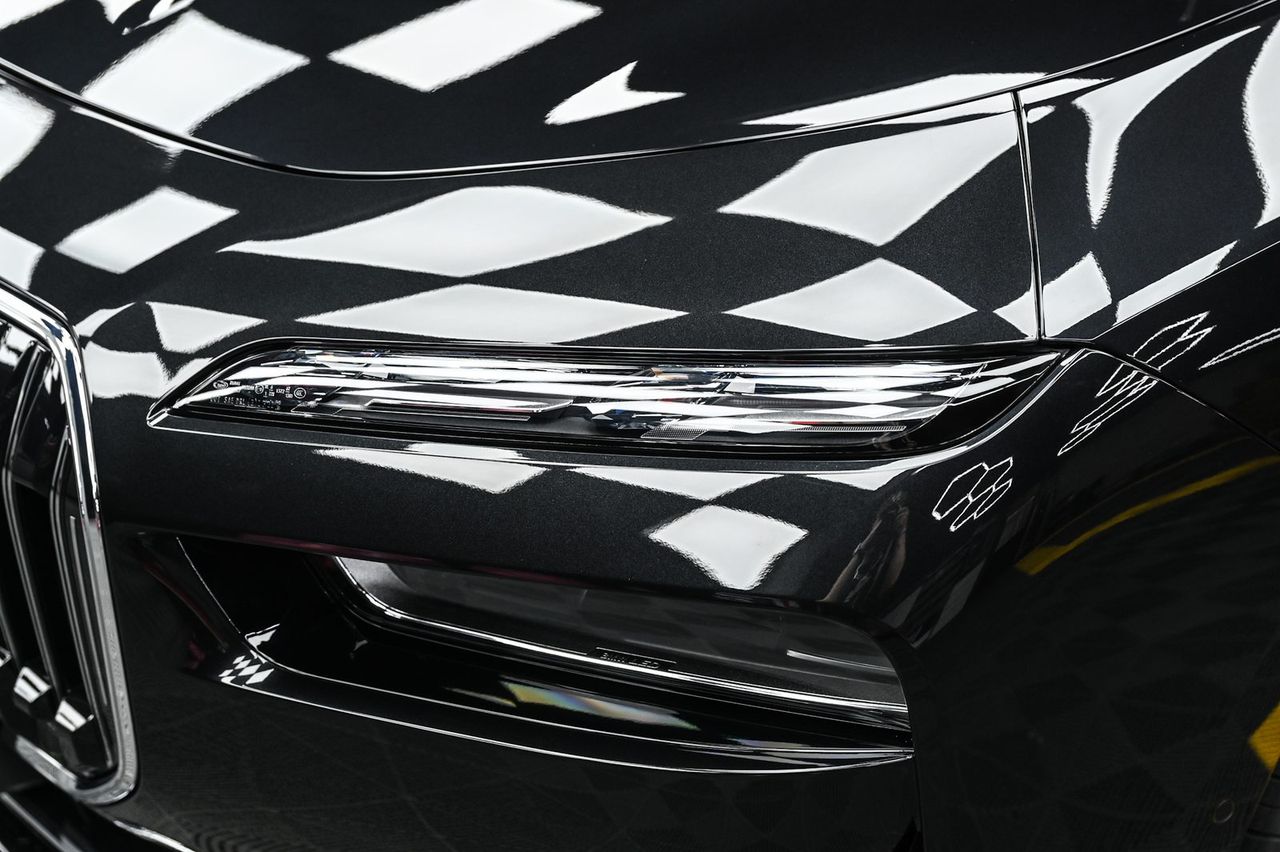 BMW 740i 拋光與鍍膜完工與細節實拍 第 2 張（共 7 張）——捷匠施工實錄