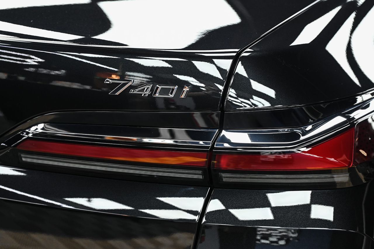 BMW 740i 拋光與鍍膜完工與細節實拍 第 3 張（共 7 張）——捷匠施工實錄