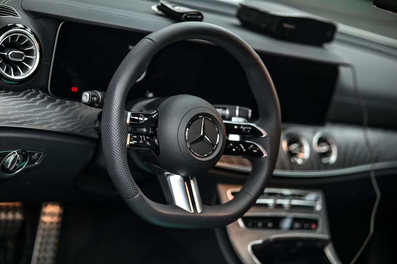 Mercedes-Benz E300 拋光與漆面修復完工與細節實拍 第 2 張（共 7 張）——捷匠施工實錄