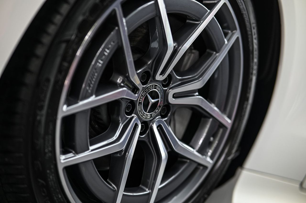 Mercedes-Benz E300 拋光與漆面修復完工與細節實拍 第 4 張（共 7 張）——捷匠施工實錄