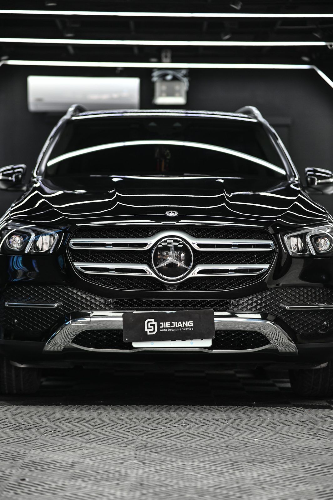 Mercedes-Benz GLE 300d 洗車打蠟與內裝美容完工與細節實拍 第 1 張（共 7 張）——捷匠北投店施工實錄