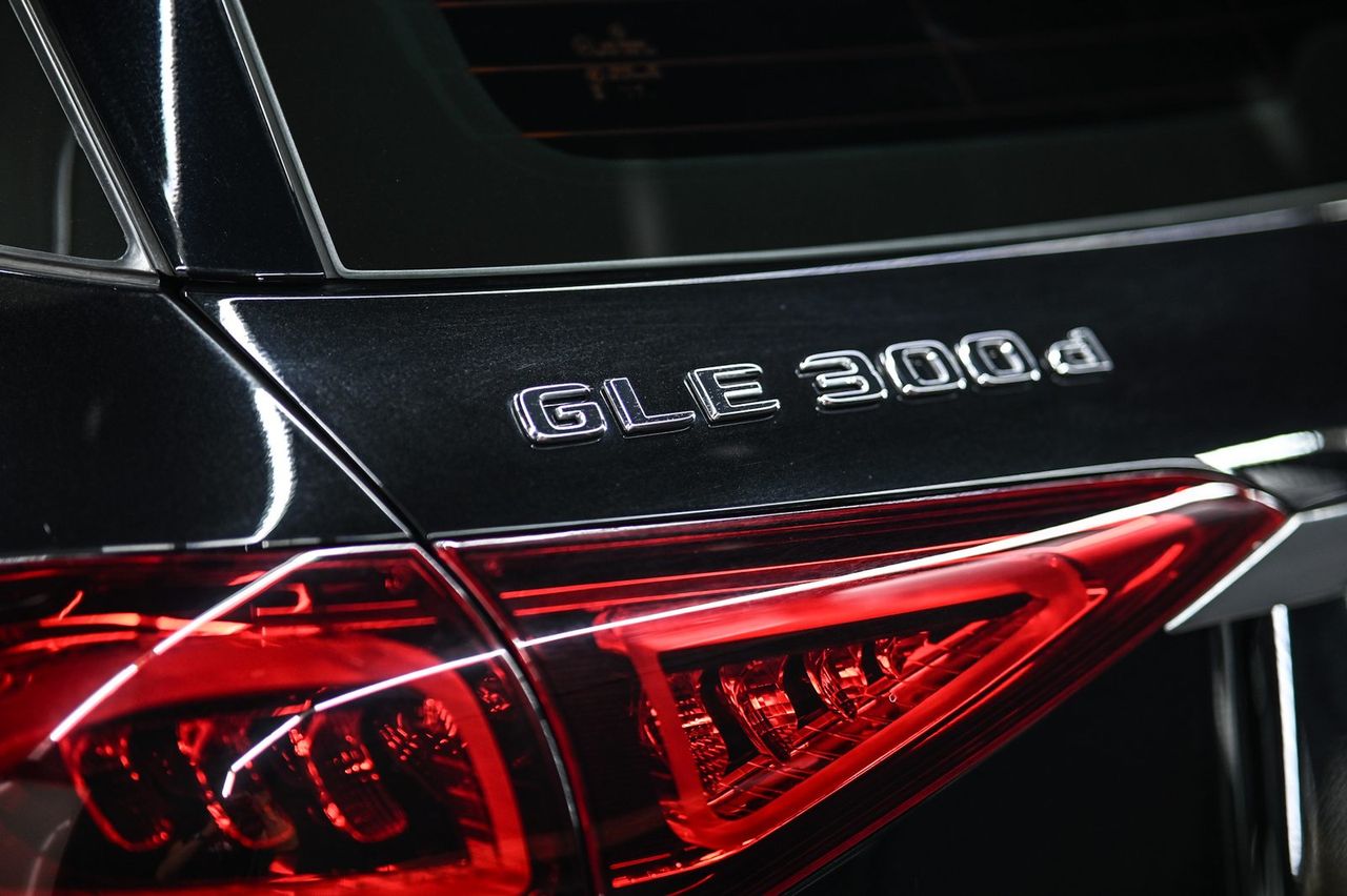 Mercedes-Benz GLE 300d 洗車打蠟與內裝美容完工與細節實拍 第 2 張（共 7 張）——捷匠北投店施工實錄