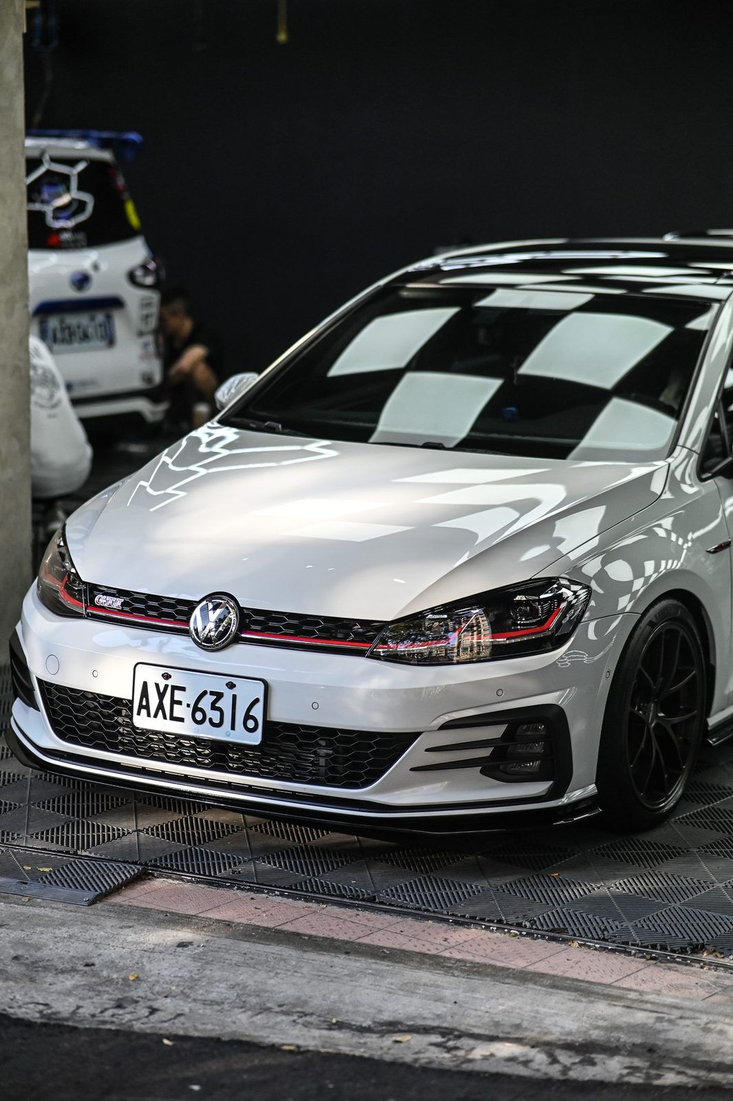 VW Golf GTI 洗車打蠟完工與細節實拍 第 2 張（共 7 張）——捷匠淡水旗艦店施工實錄
