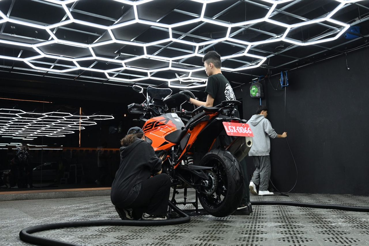 KTM 機車美容完工與細節實拍 第 1 張（共 3 張）——捷匠淡水旗艦店施工實錄