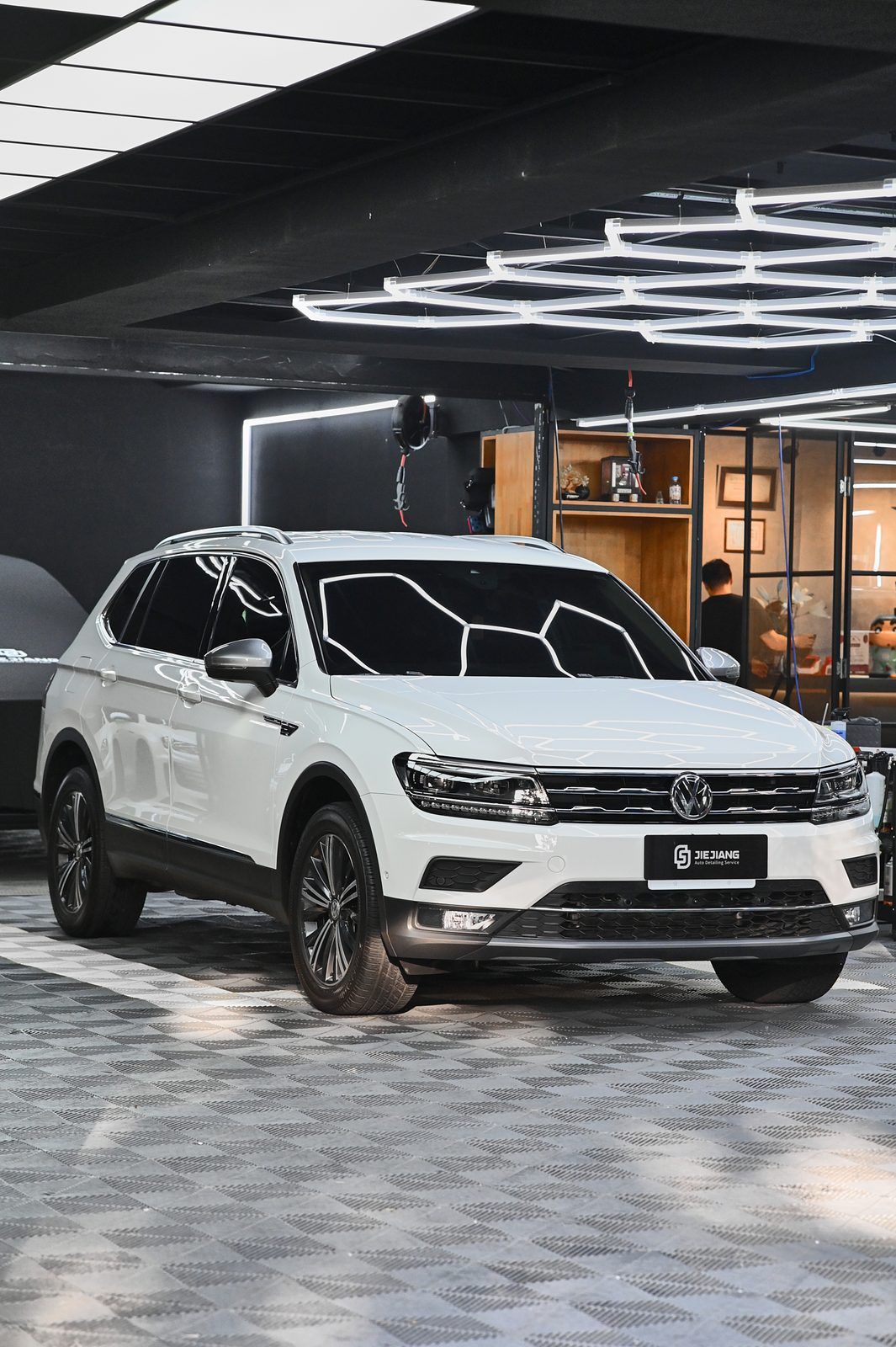 VW Tiguan 漆面鍍膜完工與細節實拍 第 1 張（共 7 張）——捷匠淡水旗艦店施工實錄