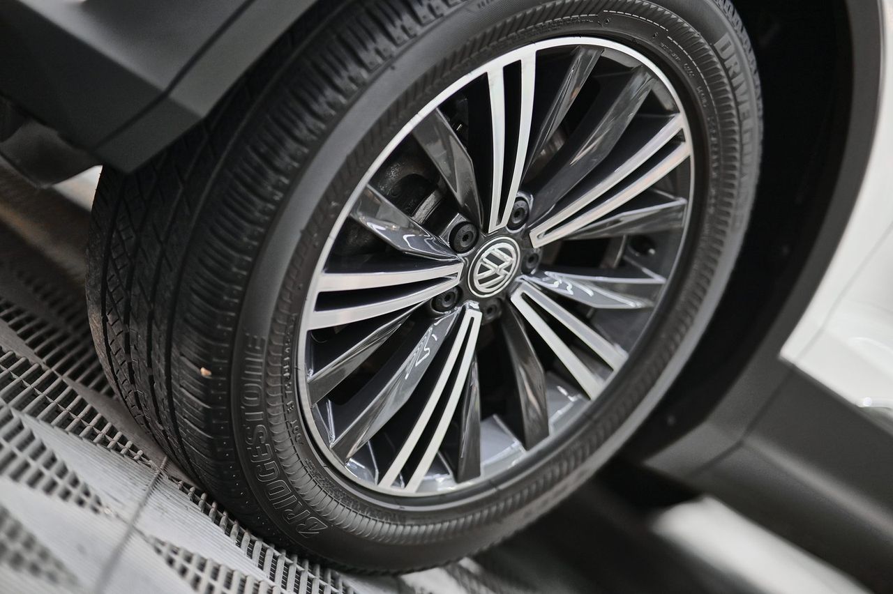 VW Tiguan 漆面鍍膜完工與細節實拍 第 2 張（共 7 張）——捷匠淡水旗艦店施工實錄