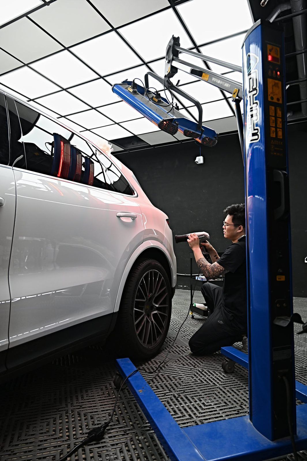 Porsche Cayenne 漆面鍍膜完工與細節實拍 第 2 張（共 7 張）——捷匠淡水旗艦店施工實錄