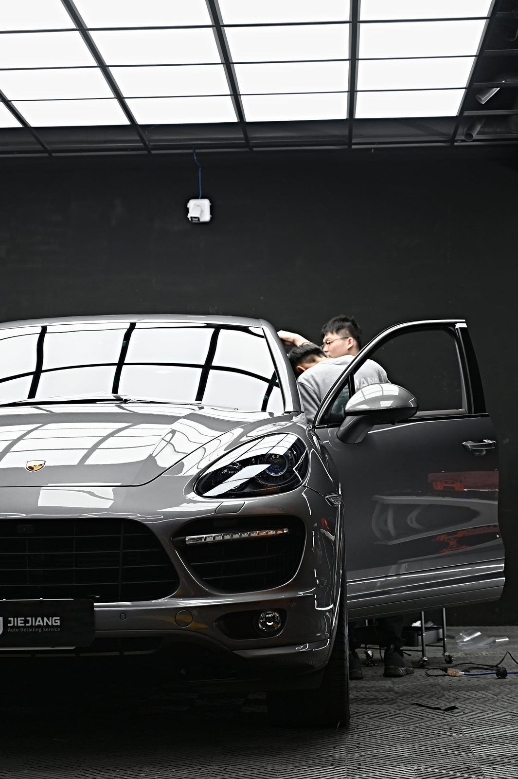 Porsche Cayenne 漆面鍍膜完工與細節實拍 第 3 張（共 7 張）——捷匠淡水旗艦店施工實錄