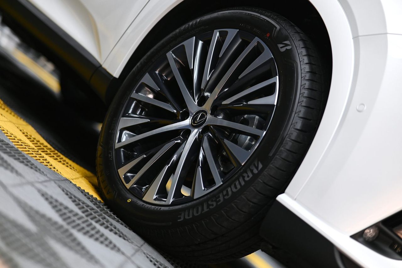 Lexus RX 拋光與鍍膜完工與細節實拍 第 2 張（共 7 張）——捷匠淡水旗艦店施工實錄