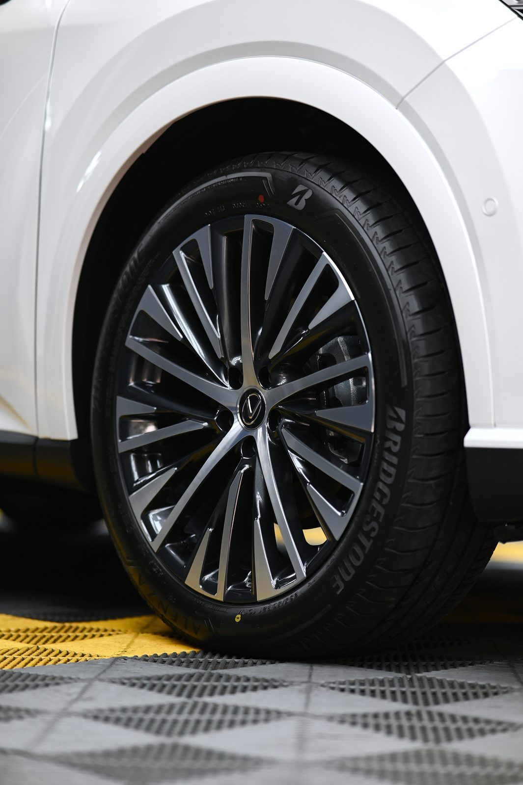 Lexus RX 拋光與鍍膜完工與細節實拍 第 5 張（共 7 張）——捷匠淡水旗艦店施工實錄