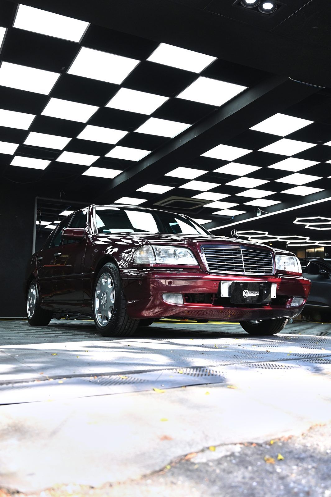 Mercedes-Benz C230 拋光與鍍膜完工與細節實拍 第 2 張（共 7 張）——捷匠淡水旗艦店施工實錄