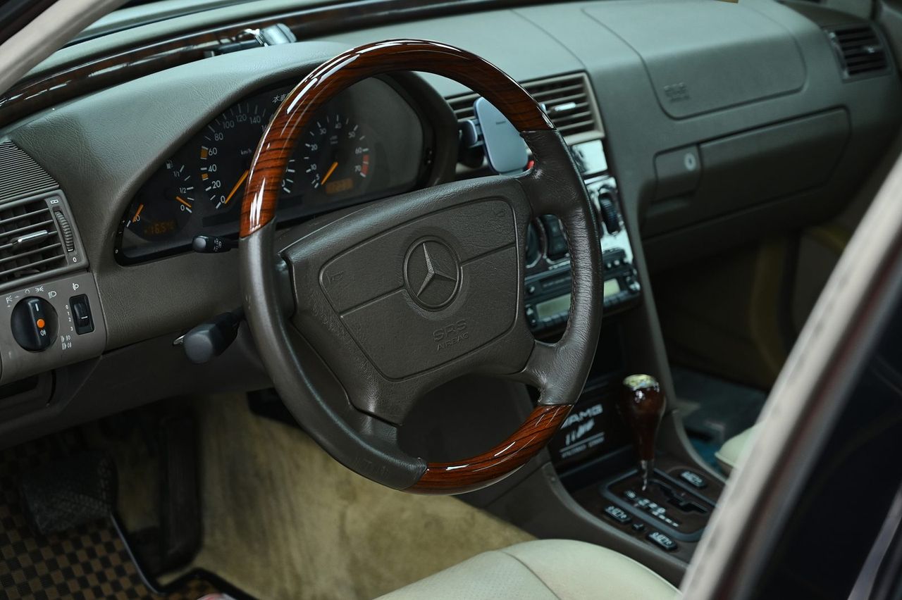 Mercedes-Benz C230 拋光與鍍膜完工與細節實拍 第 7 張（共 7 張）——捷匠淡水旗艦店施工實錄