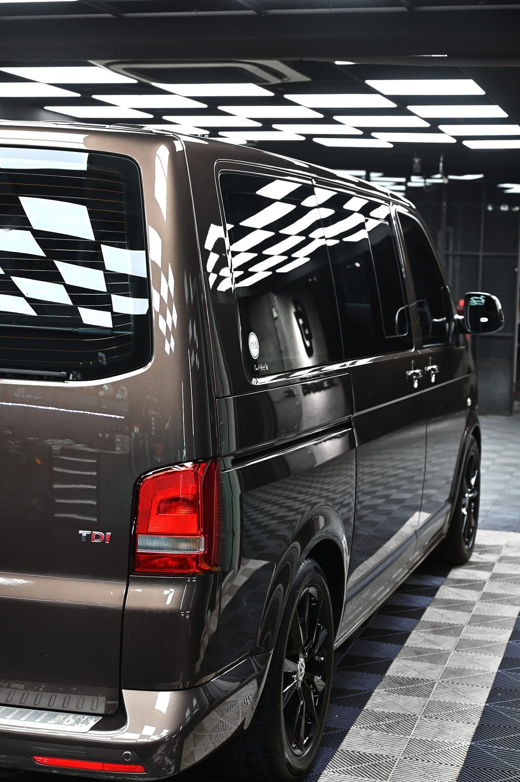 VW Caravelle 拋光與鍍膜完工與細節實拍 第 3 張（共 7 張）——捷匠淡水旗艦店施工實錄
