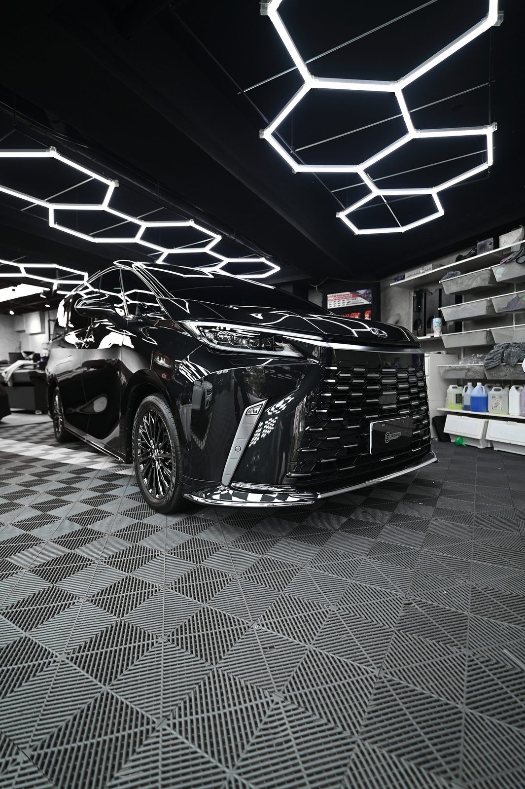 Lexus LM350 漆面鍍膜完工與細節實拍 第 1 張（共 7 張）——捷匠淡水旗艦店施工實錄