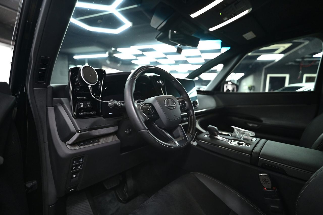 Lexus LM350 漆面鍍膜完工與細節實拍 第 4 張（共 7 張）——捷匠淡水旗艦店施工實錄