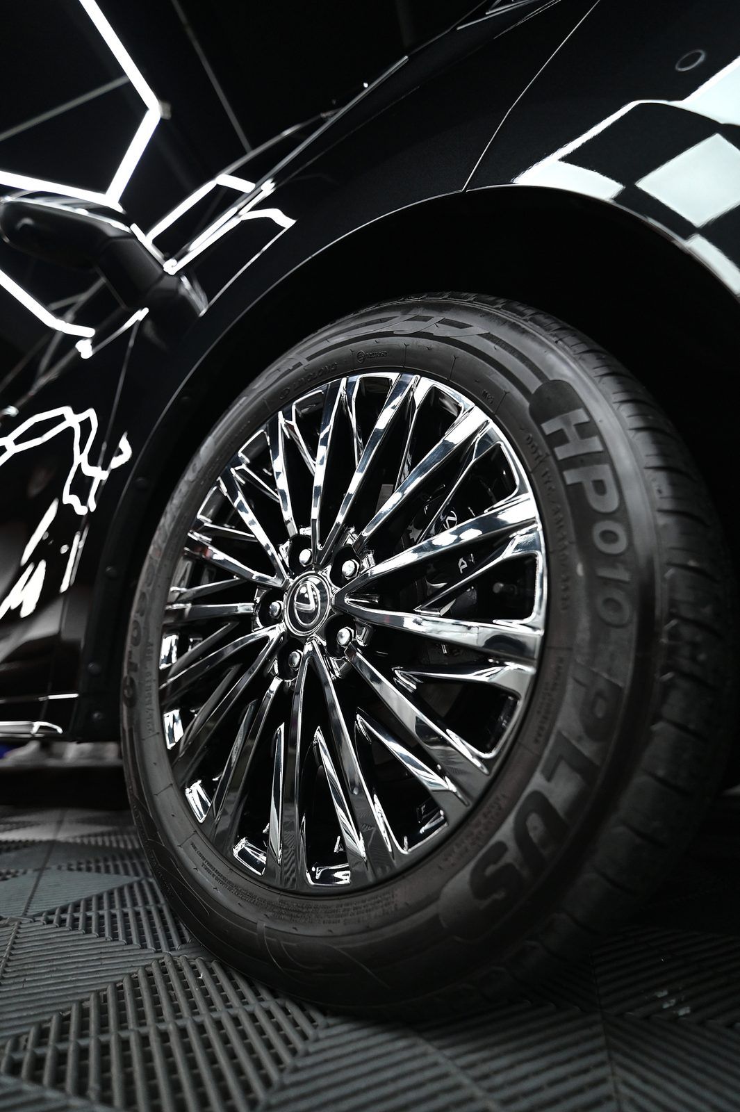 Lexus LM350 漆面鍍膜完工與細節實拍 第 7 張（共 7 張）——捷匠淡水旗艦店施工實錄