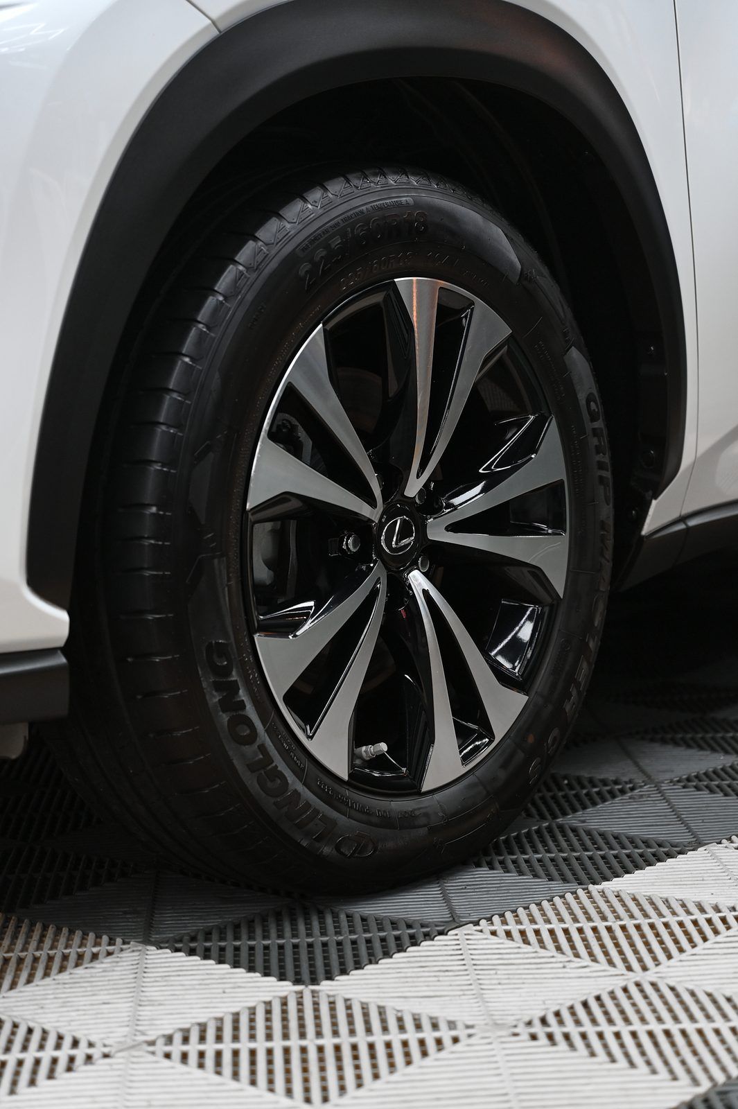 Lexus NX 漆面鍍膜完工與細節實拍 第 7 張（共 7 張）——捷匠淡水旗艦店施工實錄