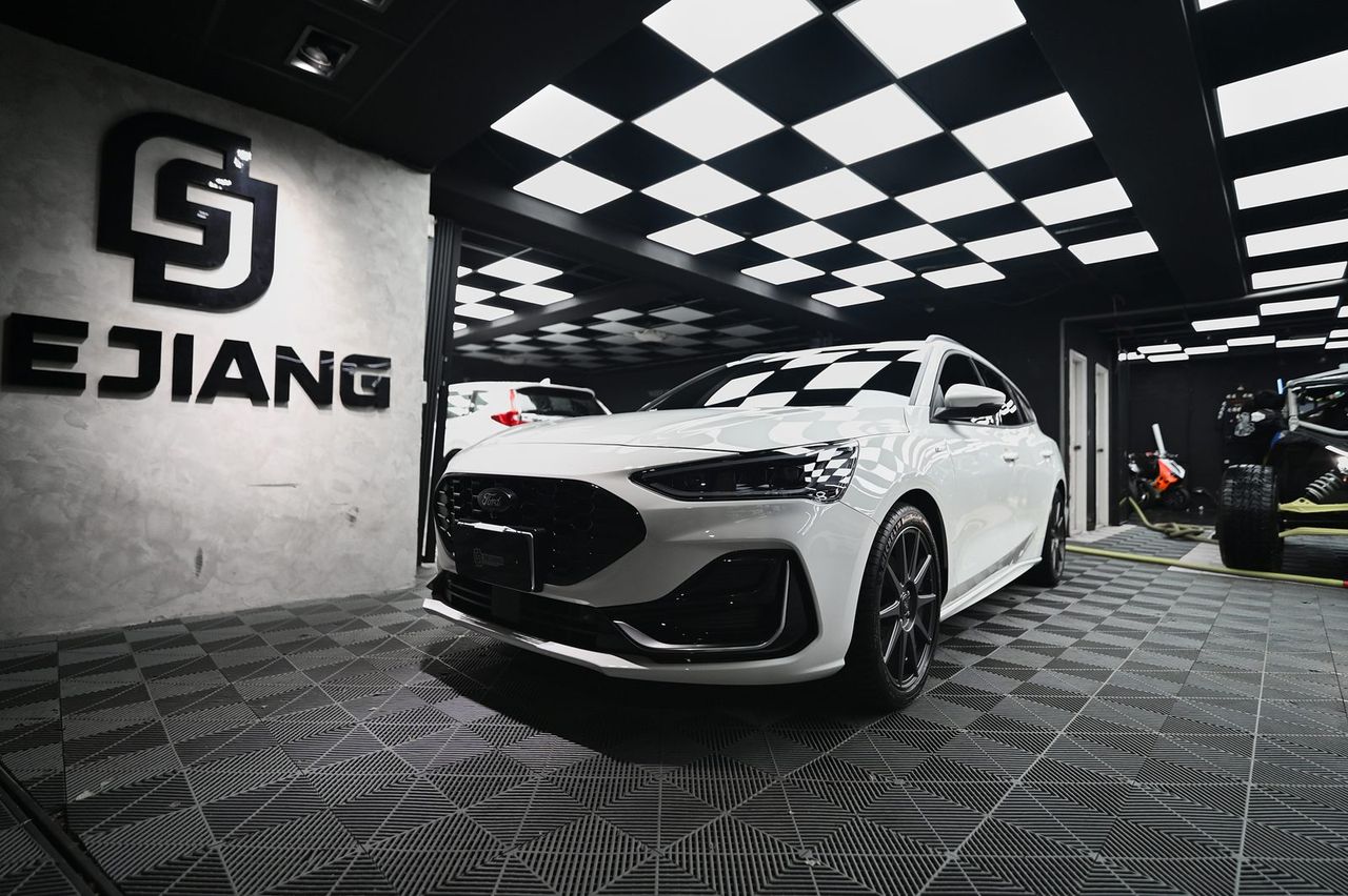 Ford Focus 漆面鍍膜完工與細節實拍 第 1 張（共 7 張）——捷匠淡水旗艦店施工實錄