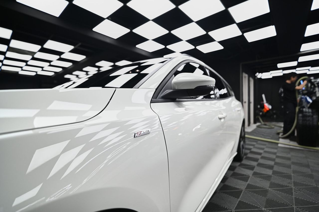 Ford Focus 漆面鍍膜完工與細節實拍 第 2 張（共 7 張）——捷匠淡水旗艦店施工實錄