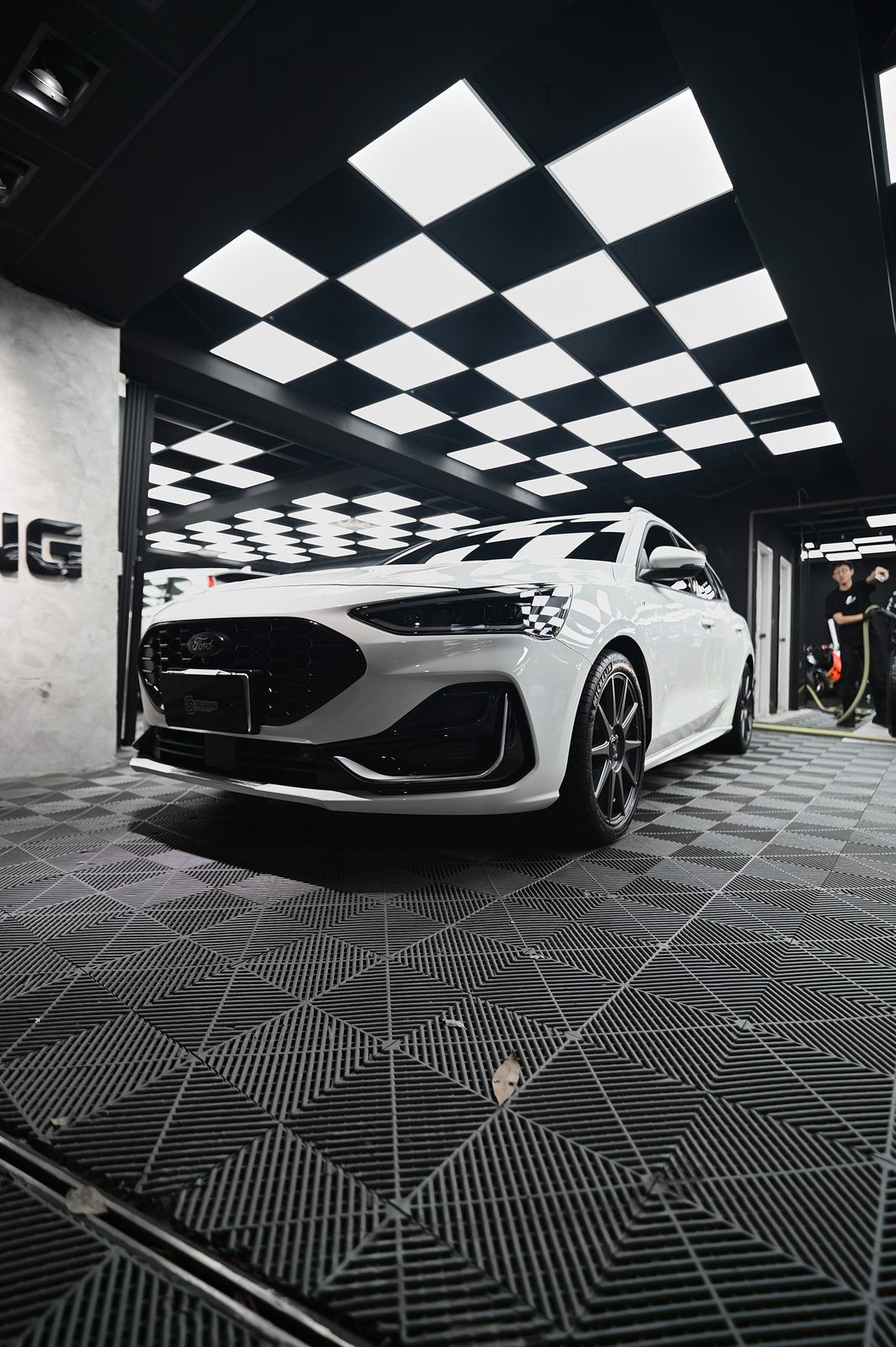 Ford Focus 漆面鍍膜完工與細節實拍 第 3 張（共 7 張）——捷匠淡水旗艦店施工實錄
